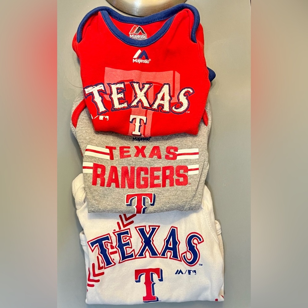 World Series Champs! ⚾️ Texas Rangers baby onesies! 0-3 months ⚾️